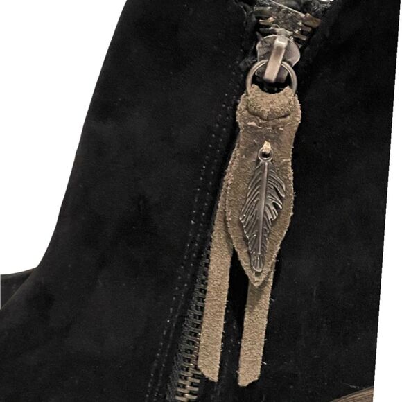 MIA MONTGOMERY BLACK  FAUX SUEDE BOHO FEATHER ZIPPER PULL DETAIL BOOTIES SIZE‎ 8 - Picture 4 of 8